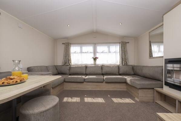 ラグジュアリー モバイルホーム | リビング エリア