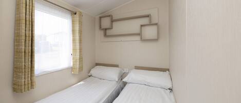 3 habitaciones, tabla de planchar con plancha y ropa de cama