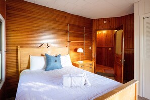 5 bedrooms, desk, free WiFi, bed sheets
