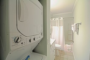 Haartrockner, Handtücher, Seife, Toilettenpapier