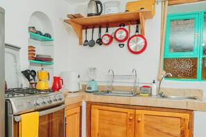 Een oven, een kookplaat, een vaatwasser