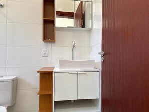 Basic Apartment | Bathroom