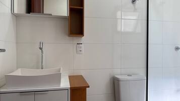 Basic Apartment | Bathroom