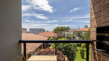 Basic Apartment | Outdoor dining