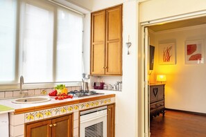 Fridge, oven, coffee/tea maker, electric kettle