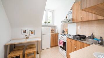 Fridge, oven, stovetop