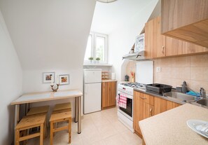 Fridge, oven, stovetop