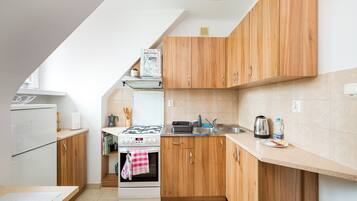 Een koelkast, een oven, een kookplaat