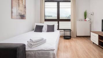 Een strijkplank/strijkijzer, wifi, beddengoed