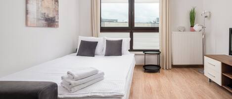 Iron/ironing board, WiFi, bed sheets