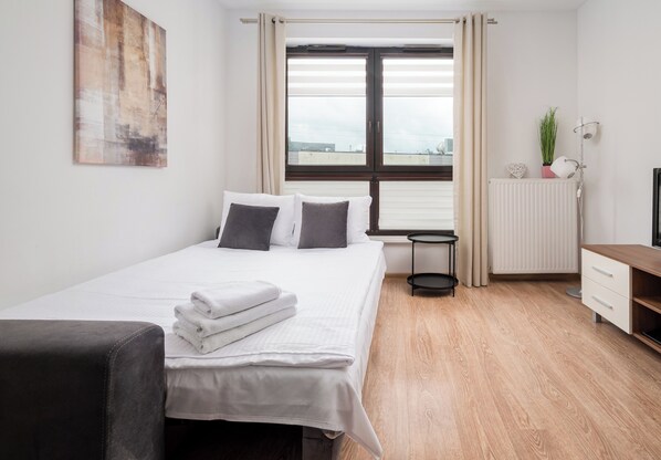 Iron/ironing board, WiFi, bed sheets