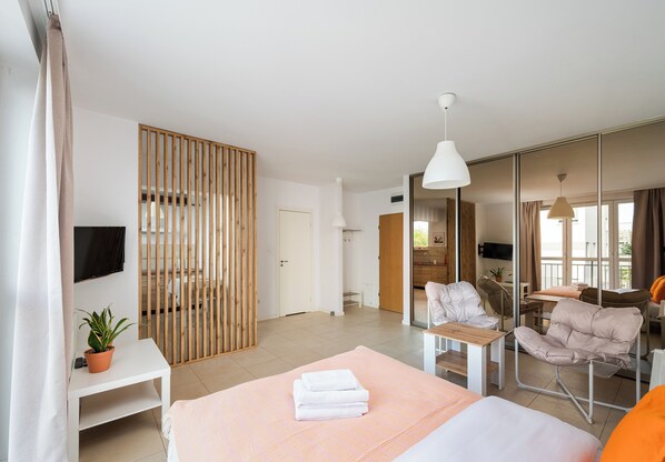 Iron/ironing board, WiFi, bed sheets