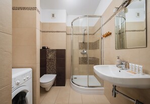 Een douche, een haardroger, handdoeken