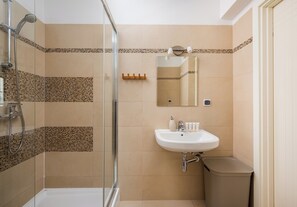 Regadera, secadora de cabello, toallas 