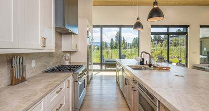 NEW! Luxury Home - Private hot tub, amazing views, excellent location!