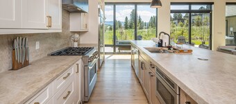 NEW! Luxury Home - Private hot tub, amazing views, excellent location!