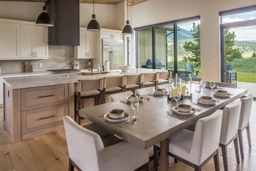 New! Big Sky Luxury Cabin | Panoramic Views, Hot Tub, Chef's Kitchen & Private Guest Suite