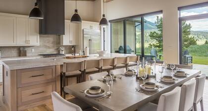 New! Big Sky Luxury Cabin | Panoramic Views, Hot Tub, Chef's Kitchen & Private Guest Suite