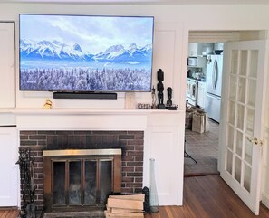Interior - Harborside Home: Three bedrooms, centrally located in charming Marblehead (Marblehead)