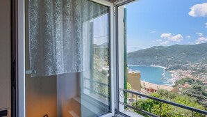 A balcony with a view of a coastal town and mountains. - Pet friendly apartment in Moneglia with WiFi (Moneglia)
