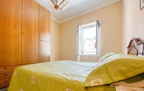 2 bedrooms, iron/ironing board, free WiFi