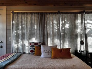 Een strijkplank/strijkijzer, wifi, beddengoed