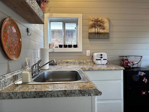 Private kitchen - Tiny Home Near Downtown Tulsa (Tulsa)