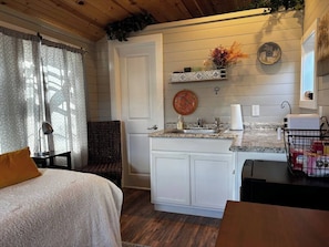 Iron/ironing board, WiFi, bed sheets - Tiny Home Near Downtown Tulsa (Tulsa)