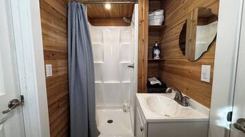 Douche, sèche-cheveux, serviettes fournies, savon