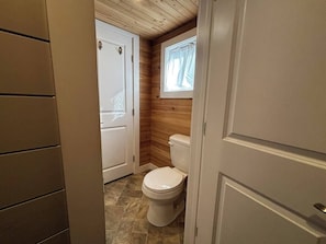 Shower, hair dryer, towels, soap - Tiny Home Near Downtown Tulsa (Tulsa)