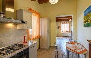 Frigorifero, forno, piano cottura, pentole/stoviglie/utensili