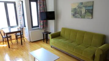 Deluxe Studio | Living area | Flat-screen TV