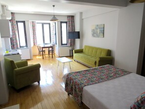 Deluxe Studio | Hypo-allergenic bedding, free minibar, desk, laptop workspace