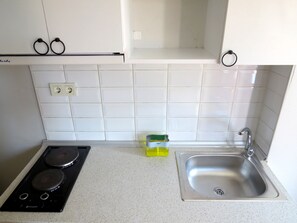 Deluxe Studio | Private kitchen | Mini-fridge, microwave, stovetop, cookware/dishes/utensils