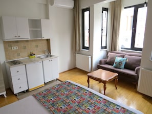 Hypo-allergenic bedding, free minibar, desk, laptop workspace