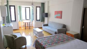 Studio – design | Allergitestet sengetøy, minibar (inkludert) og skrivebord