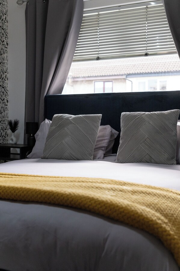 3 soverom, skrivebord, strykejern/-brett og reiseseng for barn