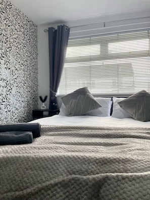 3 Schlafzimmer, Schreibtisch, Bügeleisen/Bügelbrett, Reisekinderbett