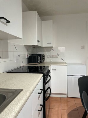 Kühlschrank, Mikrowelle, Ofen, Herdplatte