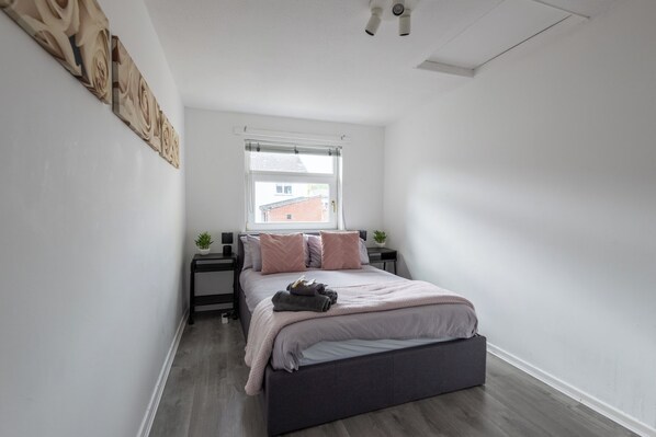 3 habitaciones, escritorio y tabla de planchar con plancha