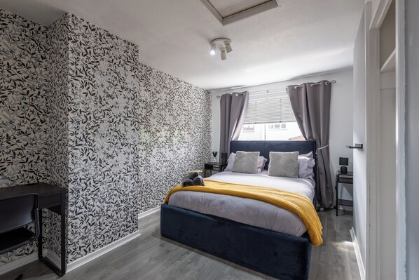 3 chambres, bureau, fer et planche à repasser, lit parapluie