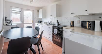 Spacious 3-bedroom home in central Belfast—walk to Cathedral Quarter, shops, restaurants & Titanic Belfast. Sleeps 6, perfect for families, work trips or short stays. Fast WiFi, full kitchen & cozy living room.