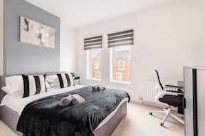 2 bedrooms, desk, iron/ironing board, travel crib