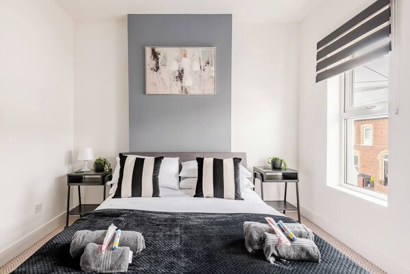 2 chambres, bureau, fer et planche à repasser, lit parapluie