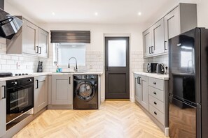 Réfrigérateur, micro-ondes, four, grille-pain