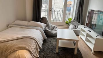 2 habitaciones, escritorio y tabla de planchar con plancha
