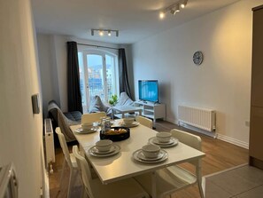 Dining - Luxury 2 Bed Gem in Heart of Belfast (Belfast)