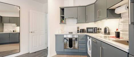 Køleskab, mikrobølgeovn, ovn, kogeplade