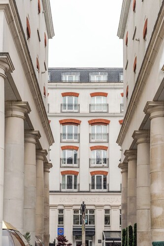 Modern 1-bed apartment in Belfast’s Cathedral Quarter.