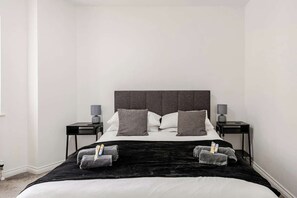 2 bedrooms, desk, iron/ironing board, travel crib - Modern 1-bed apartment in Belfast’s Cathedral Quarter. (Belfast)